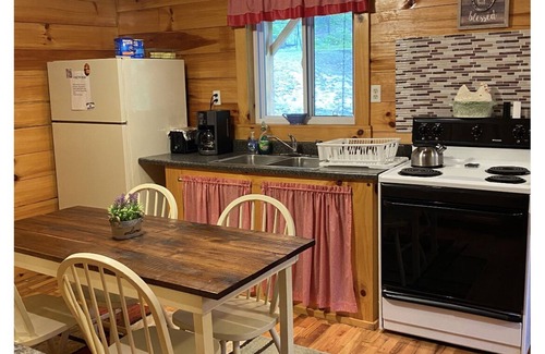 Grundy Cabin | Cozy cabin with direct access to Spearhead’s Coal Canyon trails!