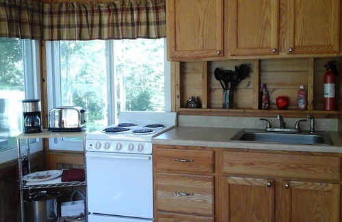 Monmouth Cabin | Cozy Cabin with Sandy Beach