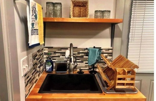 Newnan Apartment | Cozy Camellia in Historic Downtown Newnan