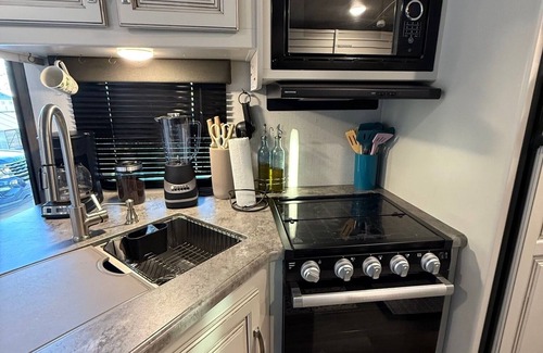 Richland House | “Cozy Campervanza"