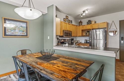 Canmore Condo | Cozy Canmore Condo for 7🍁Modern Rustic Mountain Escape⛰☀️Outdoor Pool & Hot Tubs☀️