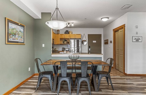 Canmore Condo | Cozy Canmore Condo for 7🍁Modern Rustic Mountain Escape⛰☀️Outdoor Pool & Hot Tubs☀️