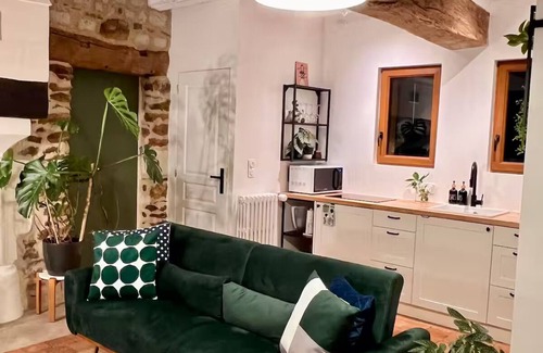 Corne Cottage | Cozy Castle Style Gîte Pond View