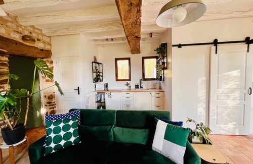 Corne Cottage | Cozy Castle Style Gîte Pond View