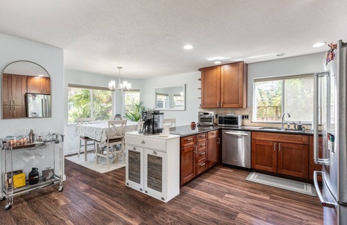 St. Johns House | Cozy Cathedral Park Home - 2bed/2.5 Ba. + Office