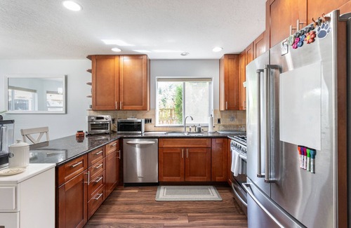 St. Johns House | Cozy Cathedral Park Home - 2bed/2.5 Ba. + Office