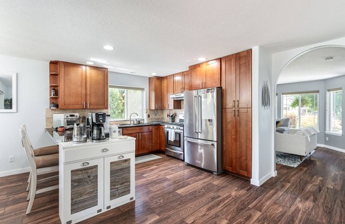St. Johns House | Cozy Cathedral Park Home - 2bed/2.5 Ba. + Office