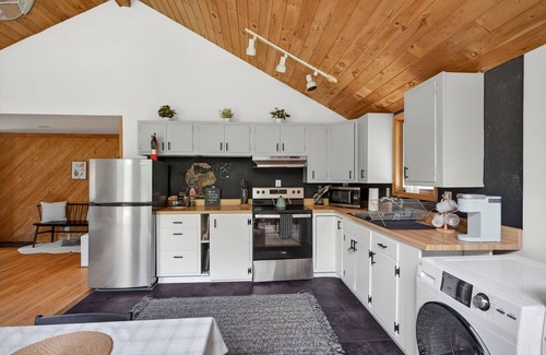 Prattsville Cabin | Cozy Catskills Cabin w/Wood-Fired Hot Tub, Firepit & Starry Skies