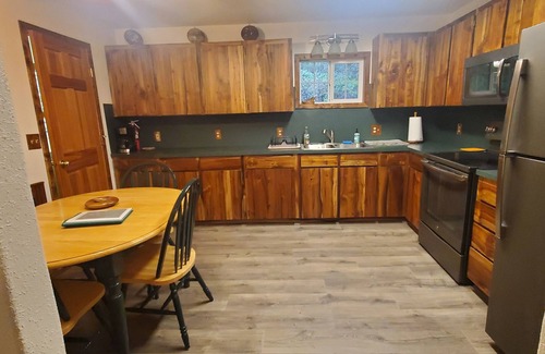 Reedsport Cottage | Cozy Cattail Cottage a comfortable coastal estuary woodland home near Reedsport