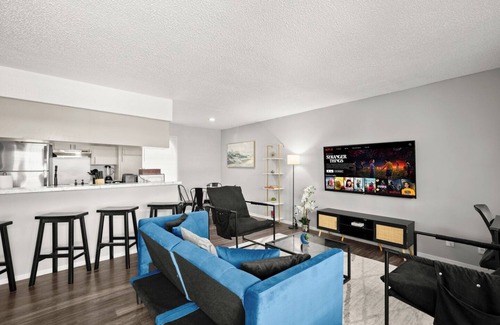 North University Apartment | Cozy & Central ~ UT/Moody ~ Pool ~ Parking ~ WiFi