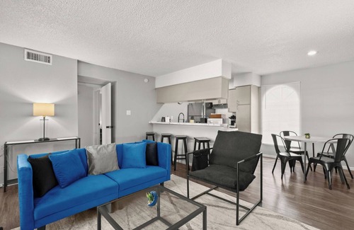 North University Apartment | Cozy & Central ~ UT/Moody ~ Pool ~ Parking ~ WiFi