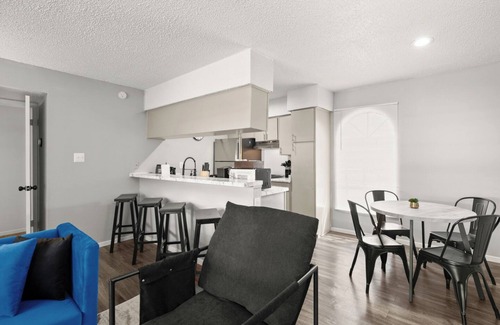 North University Apartment | Cozy & Central ~ UT/Moody ~ Pool ~ Parking ~ WiFi