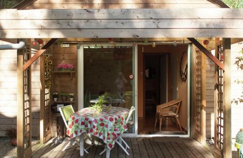 Vitz-sur-Authie House | Cozy chalet in Ponchel with pond