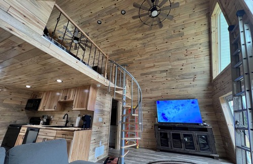 Port Crane Cabin | Cozy Charming Cabin in lovely Newark Valley with beautiful sunsets