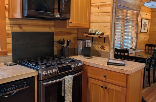 McKenzie Bridge Cabin | Cozy, charming McKenzie River front 2-bedroom cabin in McKenzie Bridge,