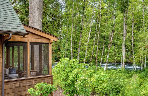 McKenzie Bridge Cabin | Cozy, charming McKenzie River front 2-bedroom cabin in McKenzie Bridge,