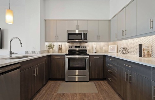 Monroe Ward Apartment | Cozy & Chic 1-Bedroom Apartment - Downtown Richmond, VA with Gym, Pool & Parking