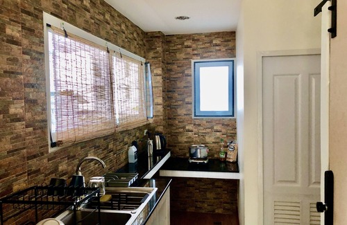 Din Daeng Apartment | Cozy City Studio with Fast WiFi & Balcony Views — 5 Minutes to MRT Metro!