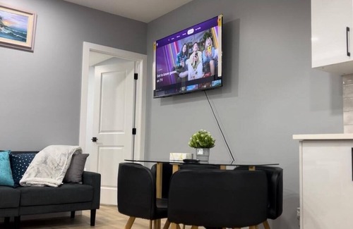 Southwest Edmonton House | Cozy & Classy Private Basement Suite|Netflix &Free Parking|Close to WEM| Airport