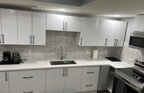Southwest Edmonton House | Cozy & Classy Private Basement Suite|Netflix &Free Parking|Close to WEM| Airport
