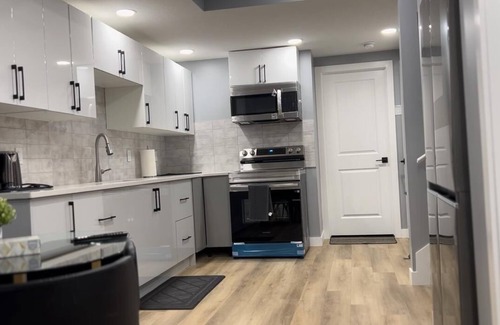 Southwest Edmonton House | Cozy & Classy Private Basement Suite|Netflix &Free Parking|Close to WEM| Airport