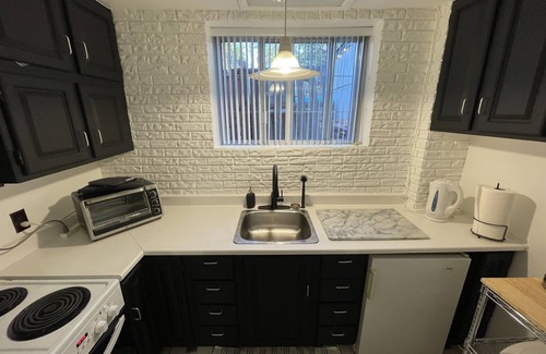 Cote-Des-Neiges—Notre-Dame-De-Grace Apartment | Cozy & Clean Apt - Great Central location+free parking - 31 night minimum