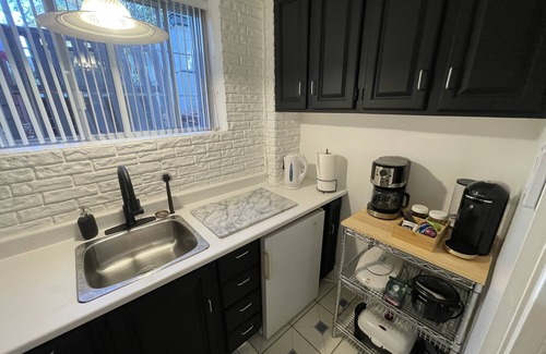 Cote-Des-Neiges—Notre-Dame-De-Grace Apartment | Cozy & Clean Apt - Great Central location+free parking - 31 night minimum