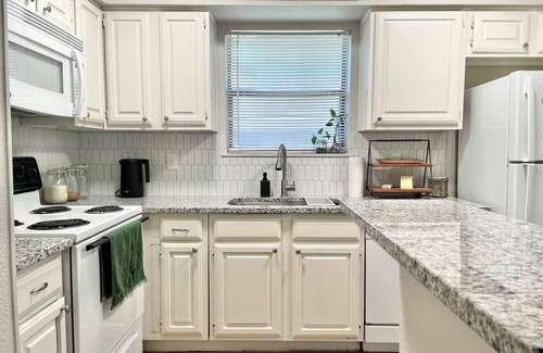 North Arlington Condo | Cozy Clean Condo in Arlington walking distance to Stadiums