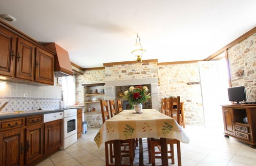 Sortosville-en-Beaumont Cottage | Cozy countryside home near beach, baby-friendly, Wi-Fi, BBQ, and parking