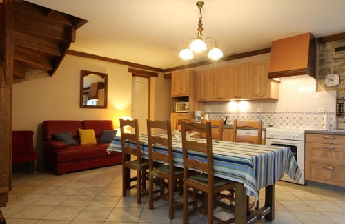 Sortosville-en-Beaumont Cottage | Cozy countryside home near beach, baby-friendly, Wi-Fi, BBQ, and parking