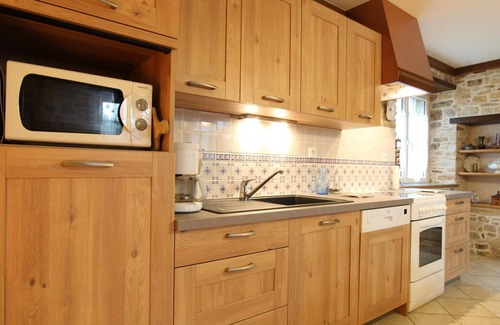 Sortosville-en-Beaumont Cottage | Cozy countryside home near beach, baby-friendly, Wi-Fi, BBQ, and parking
