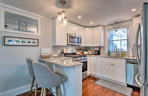 Narragansett Cottage | Cozy Coastal Cottage: 5 Mi to Narragansett Beach!