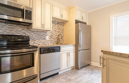 Springfield House | Cozy - Coffee/Tea bar - Kitchen- Bath - Work Station- Monitor