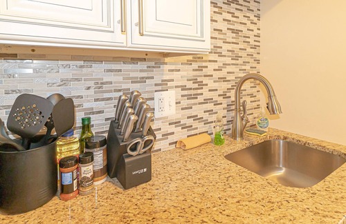Springfield House | Cozy - Coffee/Tea bar - Kitchen- Bath - Work Station- Monitor