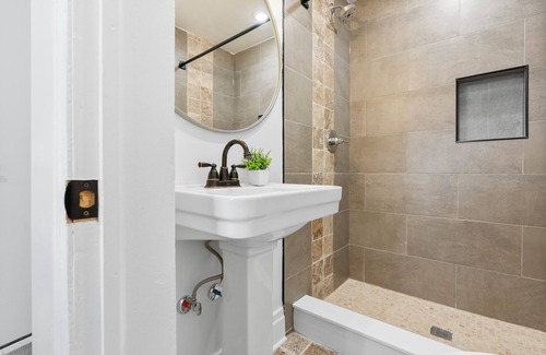 Wynnefield Apartment | Cozy Comfortable and Quiet Double-bed Suite