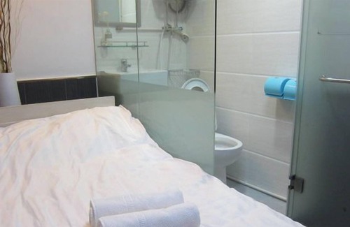 Jordan Apartment | cozy comfy room in yau ma tei 3/5