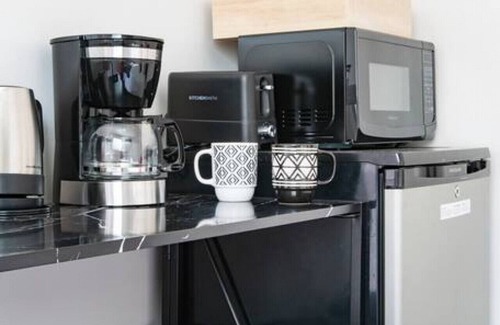 Azusa House | Cozy Compact Studio: Queen Bed, Fast Internet, Laundry, and a Serene Backyard