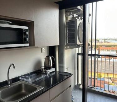 Bang Kra So Apartment | Cozy Condo in Nonthaburi with riverfront view