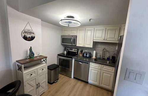 Snowshoe Apartment | Cozy condo in silver creek,Ski-in/out,4 beds,2BD, 2BATH, HOT TUB.