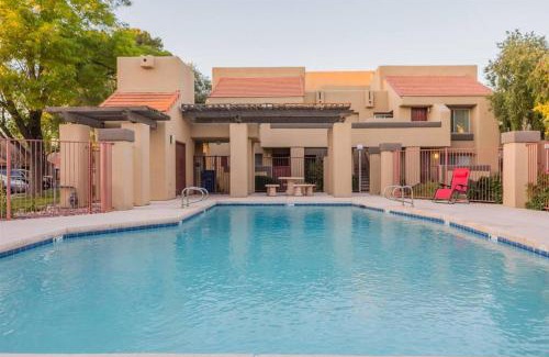 Mesa House | Cozy condo near MCC with pool, BBQ, covered parking