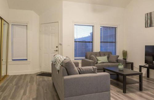 Mesa House | Cozy condo near MCC with pool, BBQ, covered parking