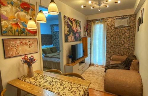 Sasa Apartment | Cozy Condo with Swimming Pool, WIFI & Netflix good for 4PAX