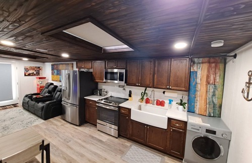 Bastrop House | Cozy container: Unique design