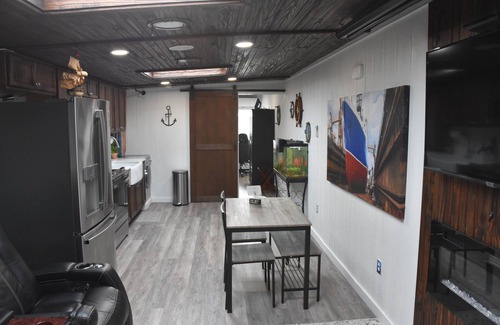 Bastrop House | Cozy container: Unique design