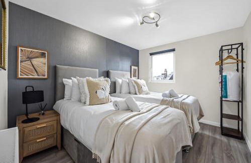 Stamford Hill Apartment | Cozy & Contemporary 2-BR Flat Near Shops & Transit