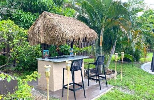Cape Coral Villa | Cozy Coral Cottage with Tiki Hut, Mini Golf, Arcade and Grill