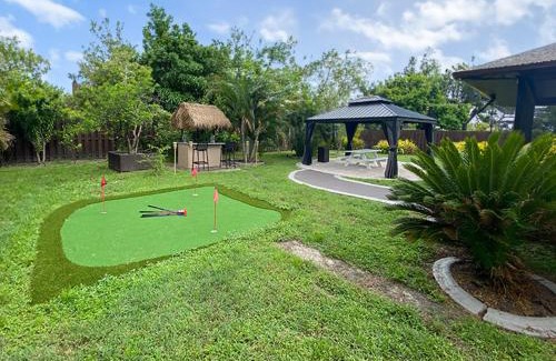 Cape Coral Villa | Cozy Coral Cottage with Tiki Hut, Mini Golf, Arcade and Grill