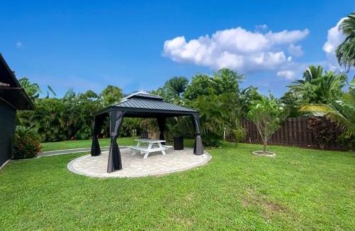 Cape Coral Villa | Cozy Coral Cottage with Tiki Hut, Mini Golf, Arcade and Grill