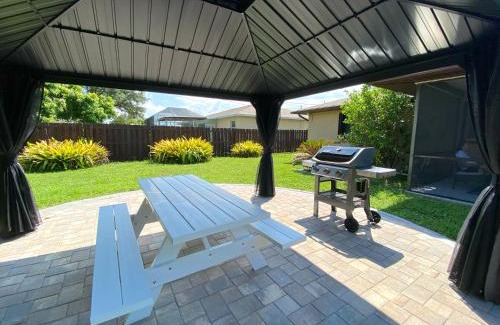 Cape Coral Villa | Cozy Coral Cottage with Tiki Hut, Mini Golf, Arcade and Grill