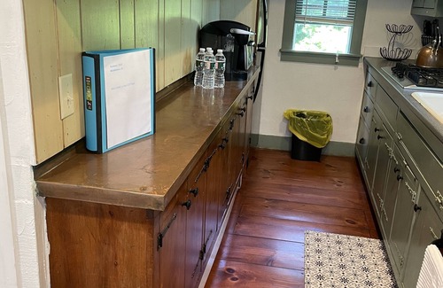 Middletown Cottage | Cozy Cottage 1.5 mi. To Third Beach.nnn